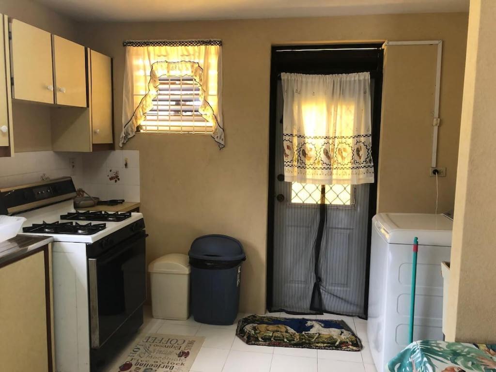 브리지타운 Donamae 2 Story Barbados House 빌라 외부 사진